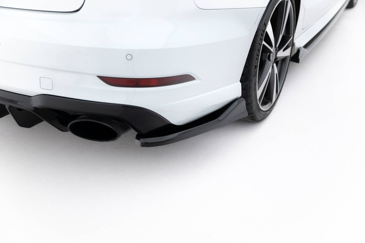 Front splitter fra Maxton Design montert på Audi RS3 Sedan i sort finish