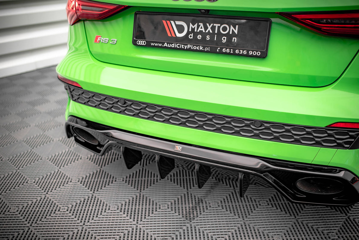 Sideprofil av Audi RS3 Sedan 8Y med komplett splittersett i glanssvart som gir aggressivt sportslook