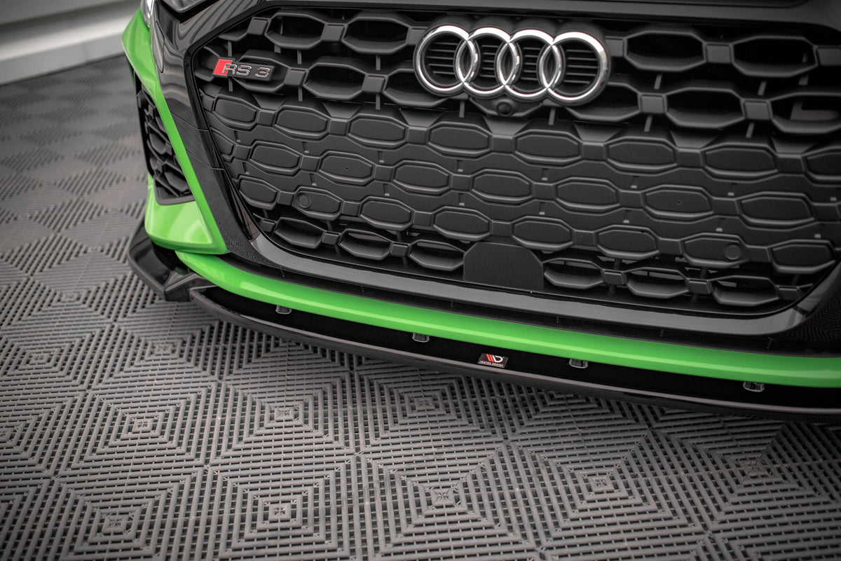 Splittersett Audi RS3 Sedan 8Y under montering med synlig festepunkter og enkel installasjon