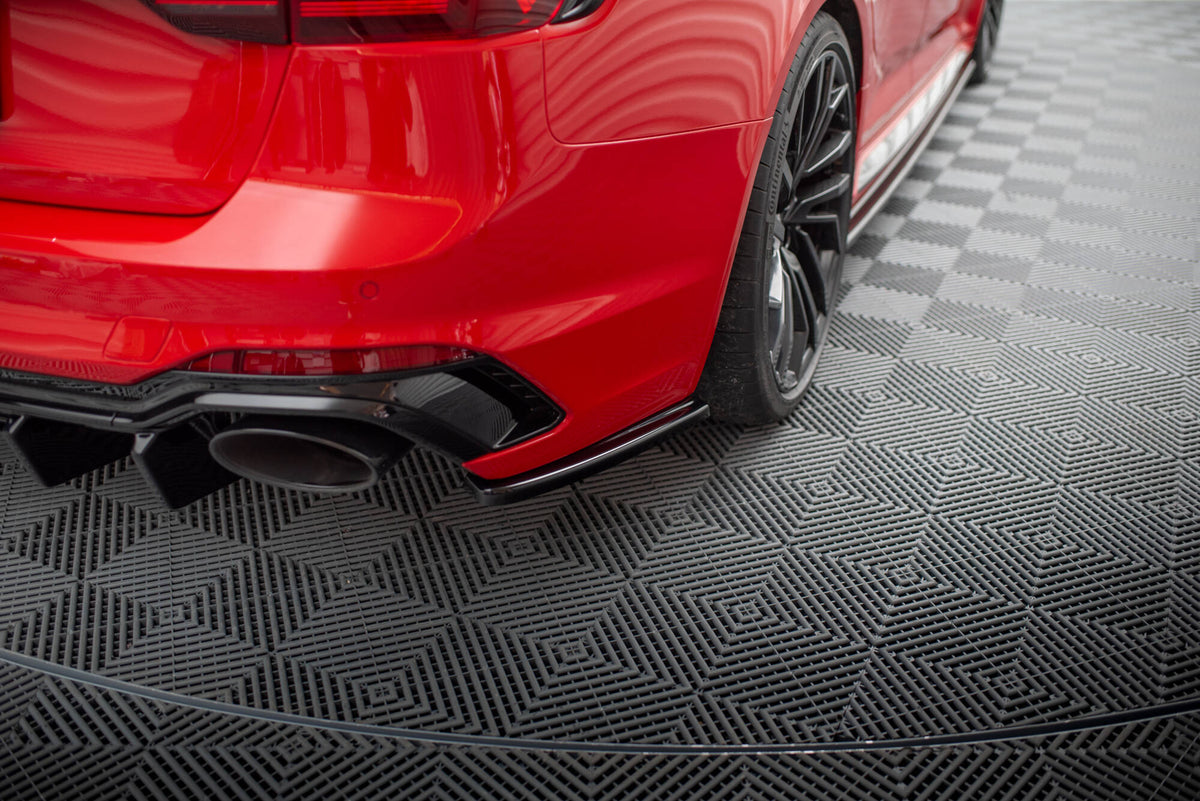 Bakre valance og side-splittere montert på sort Audi RS4 B9 Facelift