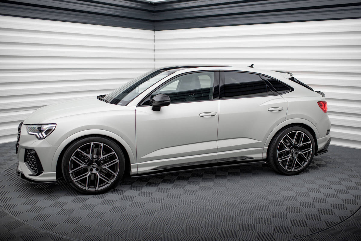 Splittersett montert på Audi RSQ3 F3 sett forfra med synlig frontsplitter og sideskjørt