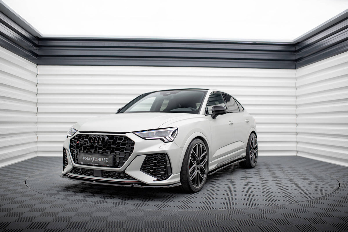Sideskjørt fra splittersett til Audi RSQ3 F3 fotografert i full lengde fra siden