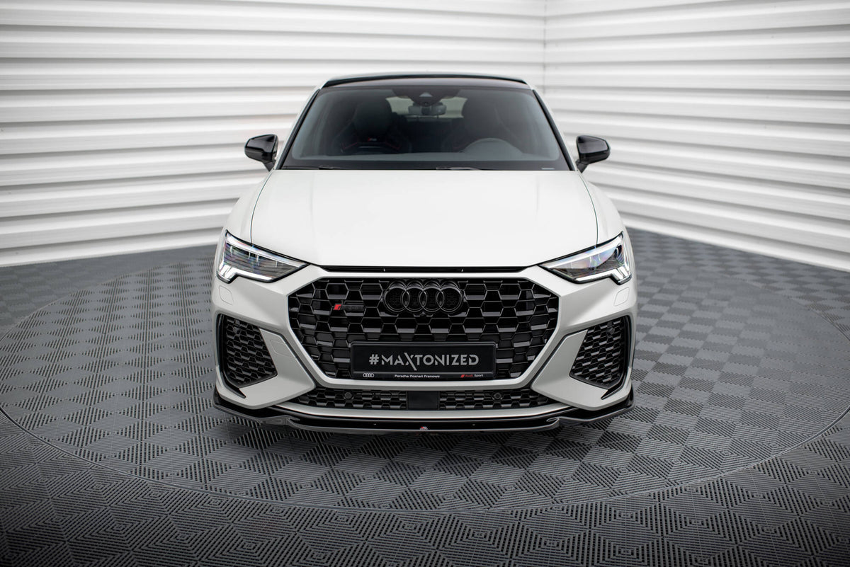 Detalj av frontsplitter-kant på splittersett til Audi RSQ3 F3 i nærbilde