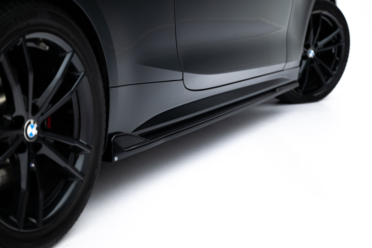 Komplett splittersett for BMW 4 M-Pakke G22 Facelift lagt ut på hvit bakgrunn