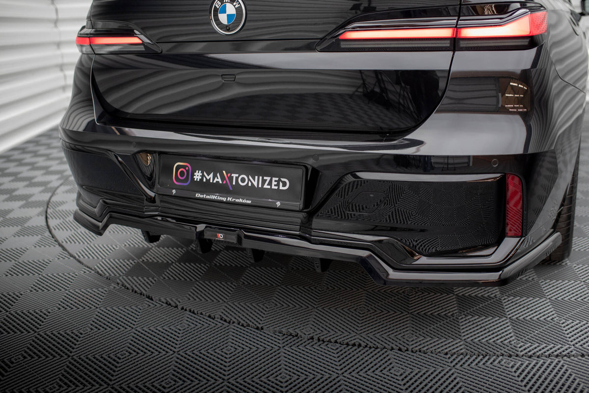 Sideskjørt diffusorer til BMW 740D G70 i strukturert svart, vist fra skrå vinkel