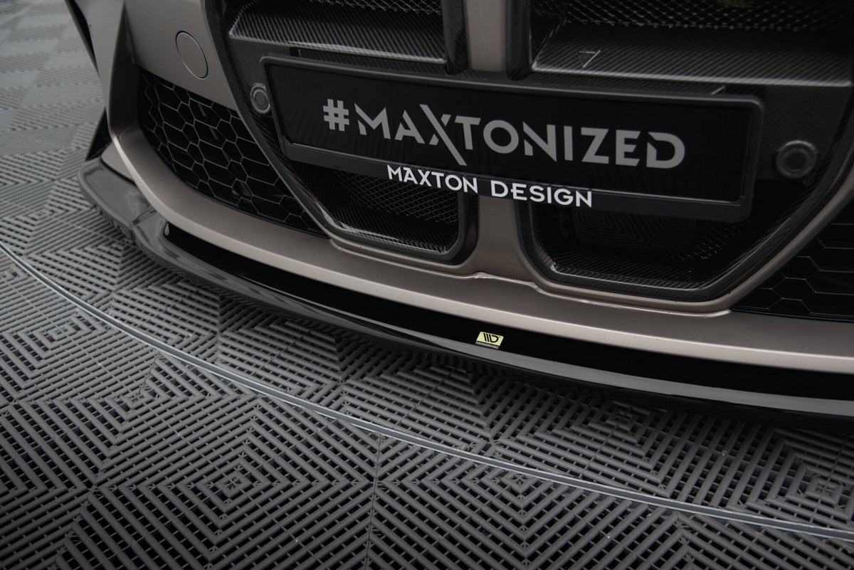 Detalj av festepunkter og passform på splittersett til BMW M4 G82 under montering