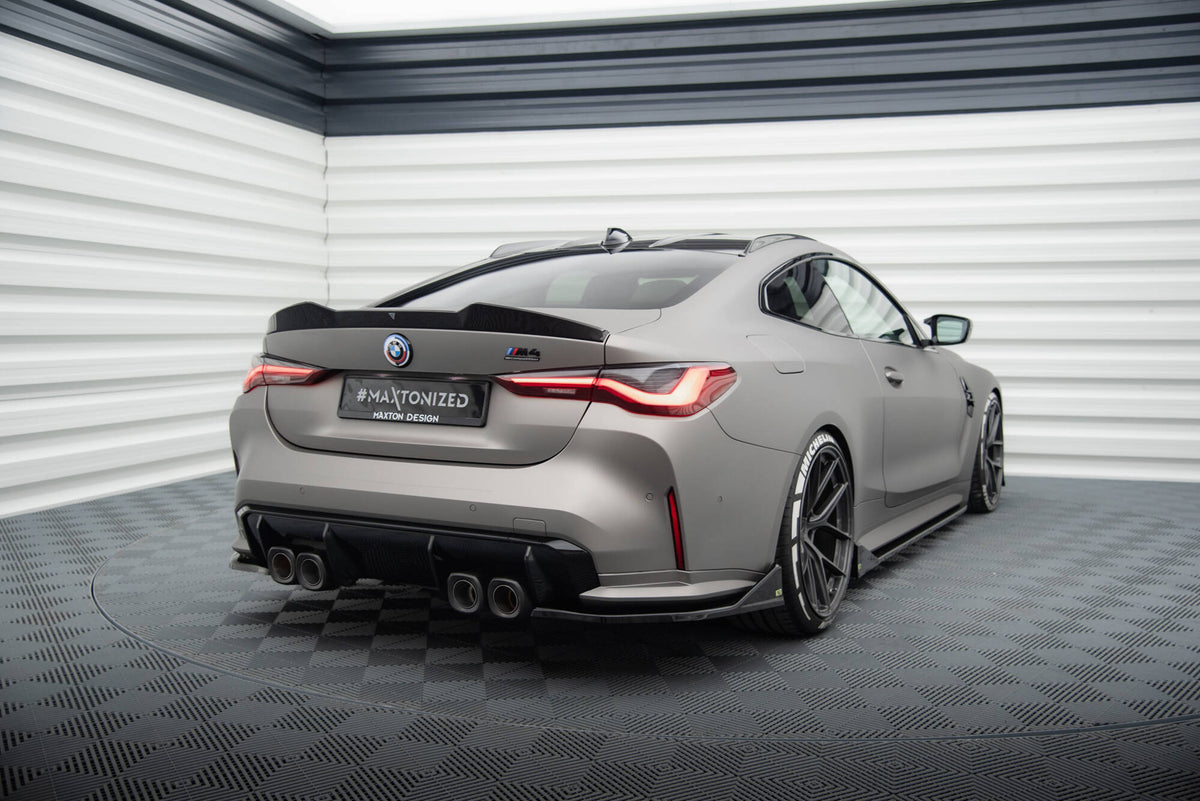 BMW M4 Coupe G82 Facelift med fullt splittersett sett bakfra i lav vinkel