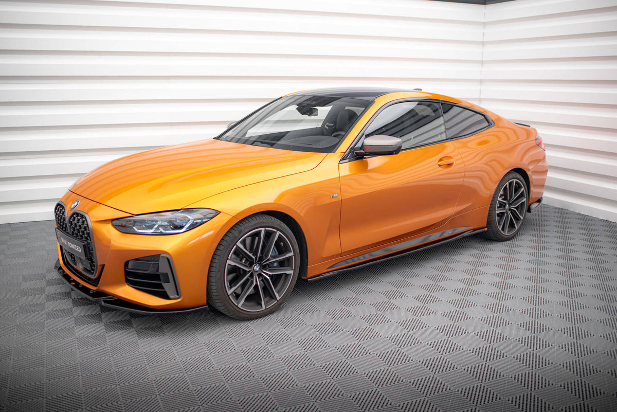 Splittersett i blank sort til BMW M440i Coupe G22 montert på fronten av bilen