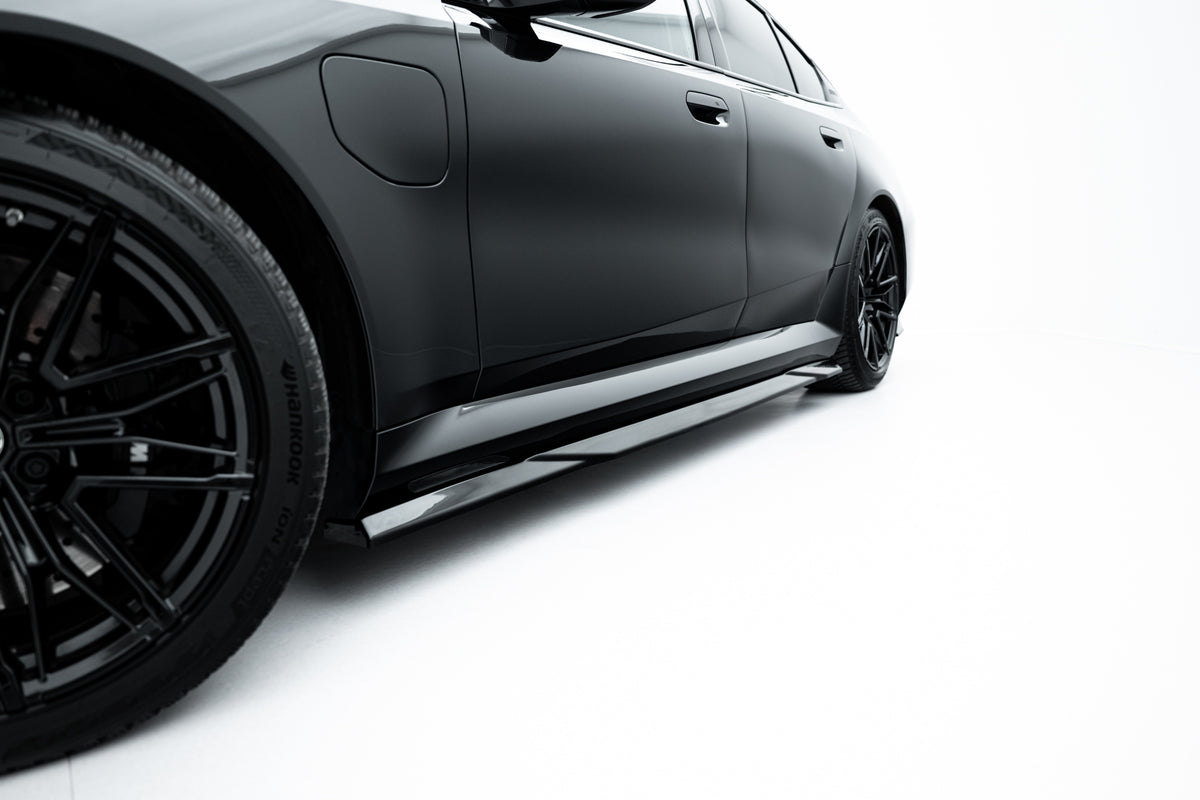 Maxton Design splittersett til BMW M5 G90 – sideskjørt i glanssvart ABS, sidevinkel venstre