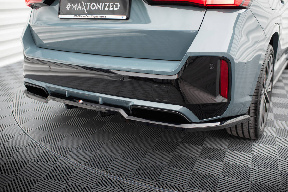 BMW X1 U11 M-Pakke med Maxton spoiler cap – bilde tatt skrått ovenfra bakfra