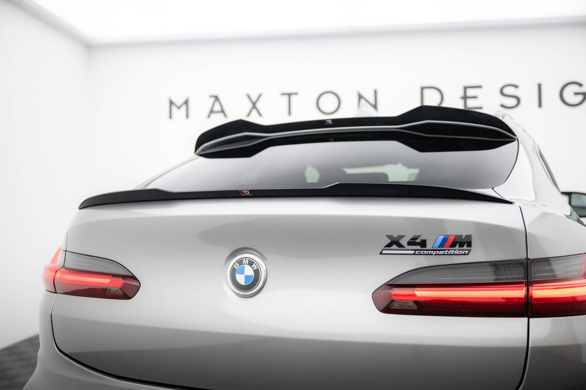 Splittersett BMW X4 M F98 vist på hvit bakgrunn med festemateriell