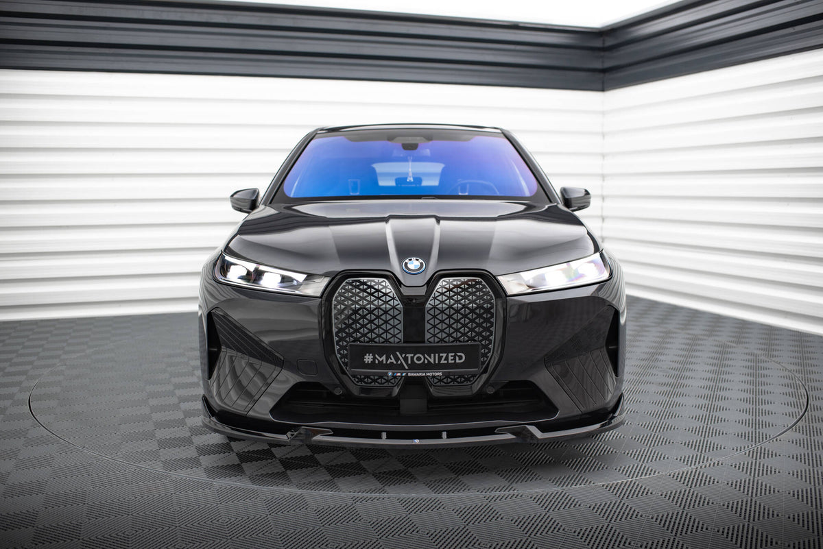 Front splitter V1 BMW iX i20 før montering, viser monteringspunkter