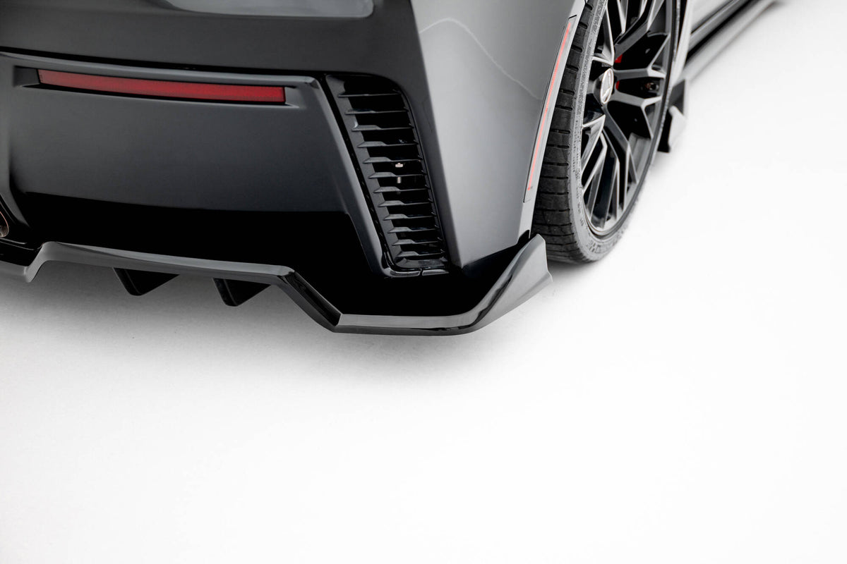 Bak splitter med vertikale stenger montert på Corvette Z06 sett bakfra