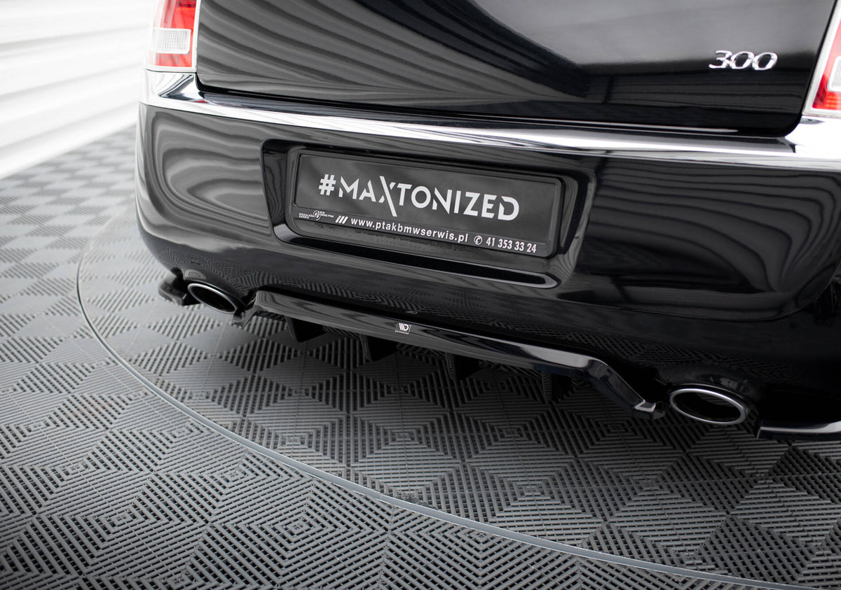 Frontsplitter fra Maxton Design montert på Chrysler 300 Mk2 i nærbilde