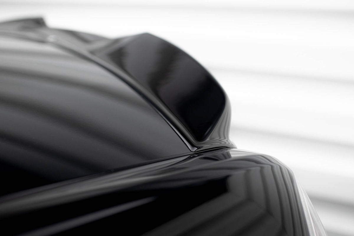 Spoilerlokk og bakside-splittere til Chrysler 300 Mk2 vist med monteringsutstyr