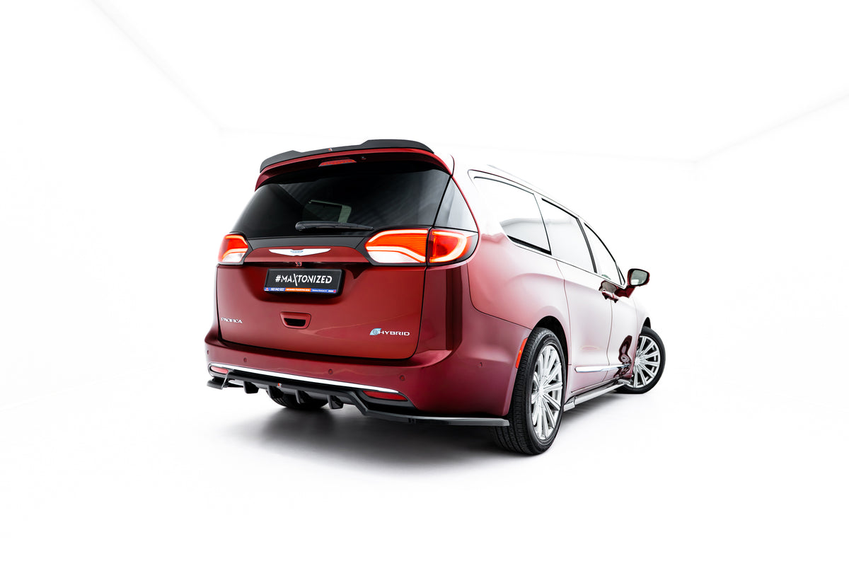 Spoilerhette fra Maxton Design til Chrysler Pacifica MK2 fra skrå vinkel