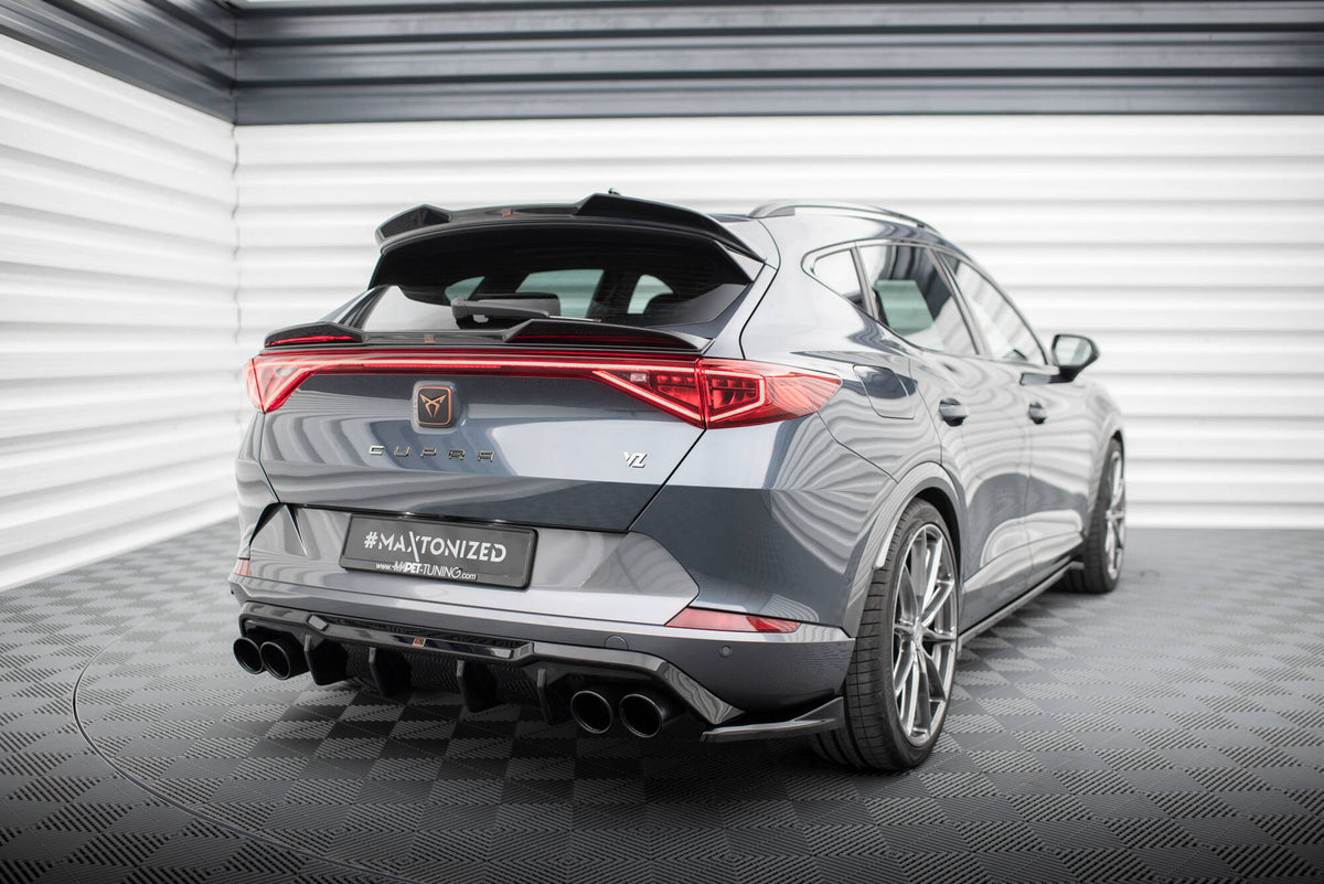 Spoiler cap i sort finish montert på hekken til Cupra Formentor VZ MK1