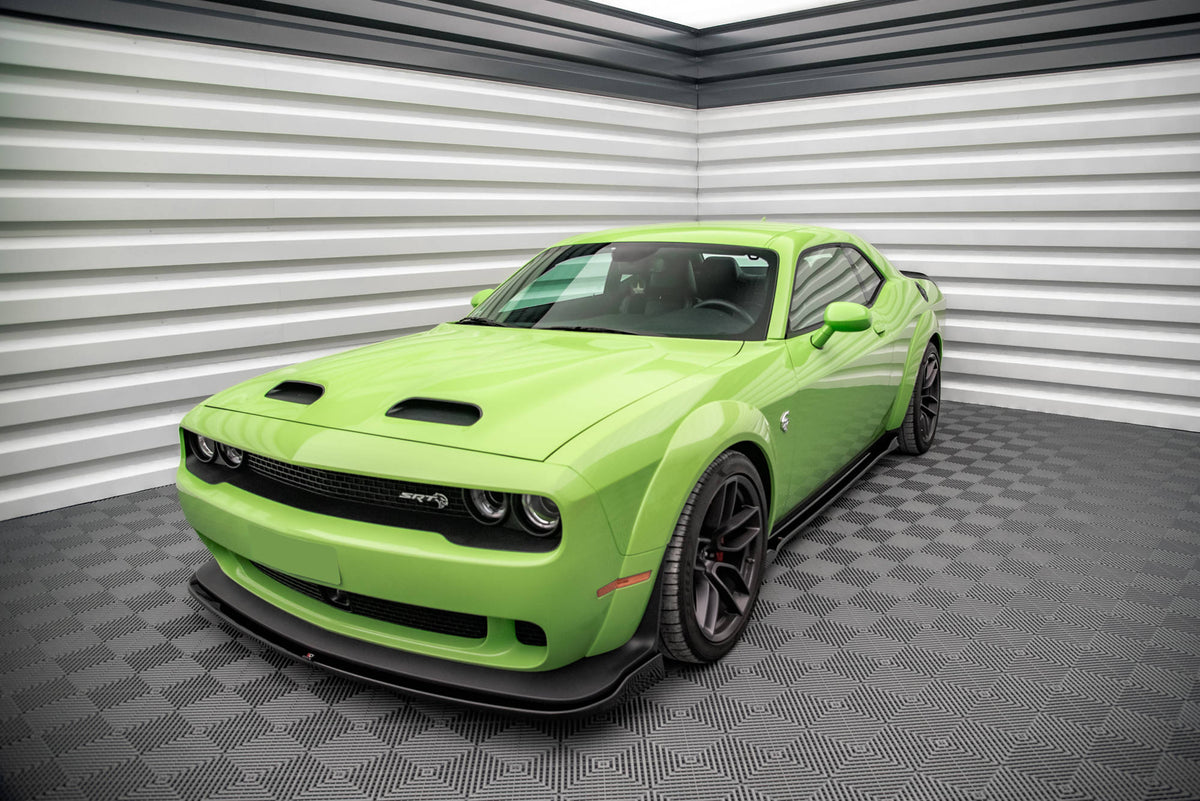 Splittersett for Dodge Challenger SRT Hellcat Widebody montert på bil, sett forfra