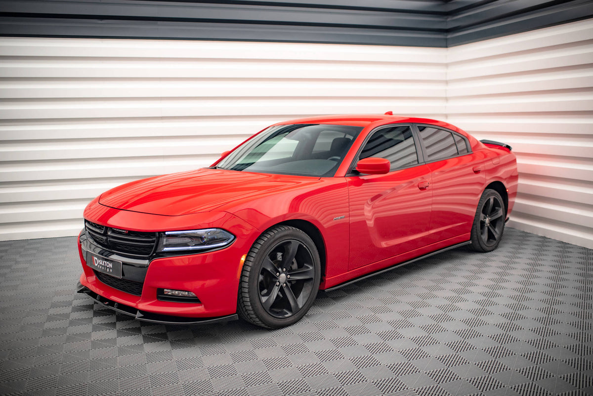 Splittersett for Dodge Charger RT MK7 Facelift med alle fire deler lagt ut ovenfra