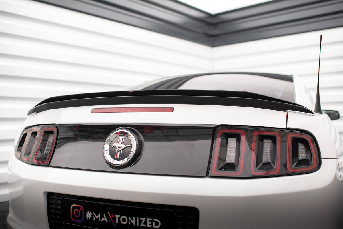 Front splitter montert på Ford Mustang MK5 Facelift i nærbilde