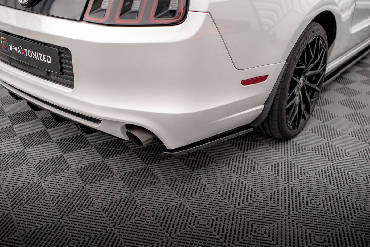 Bakre valance og side splittere til Ford Mustang MK5 Facelift sett bakfra