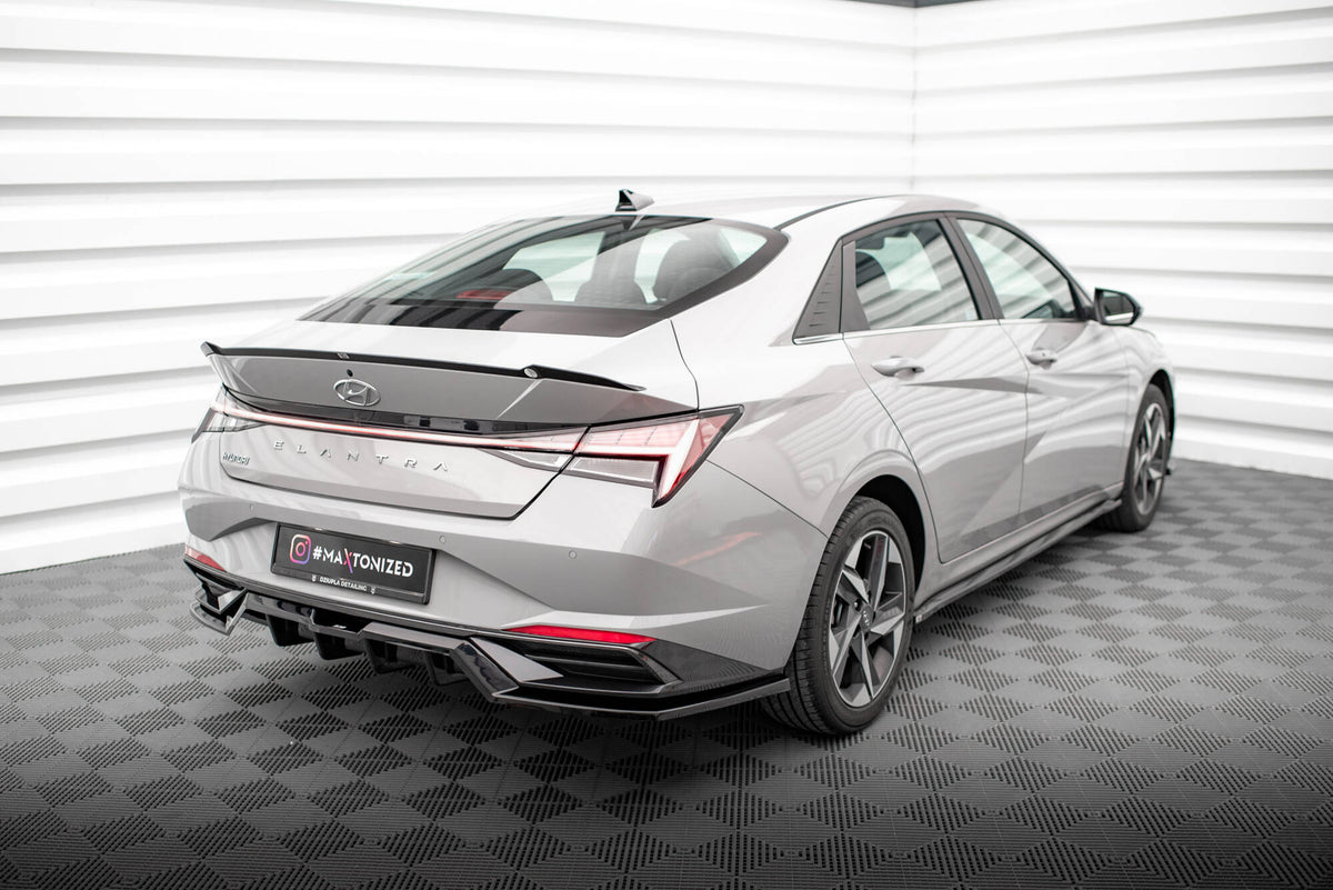 Front splitter til Hyundai Elantra MK7 i sort ABS-plast, nærbilde av passform