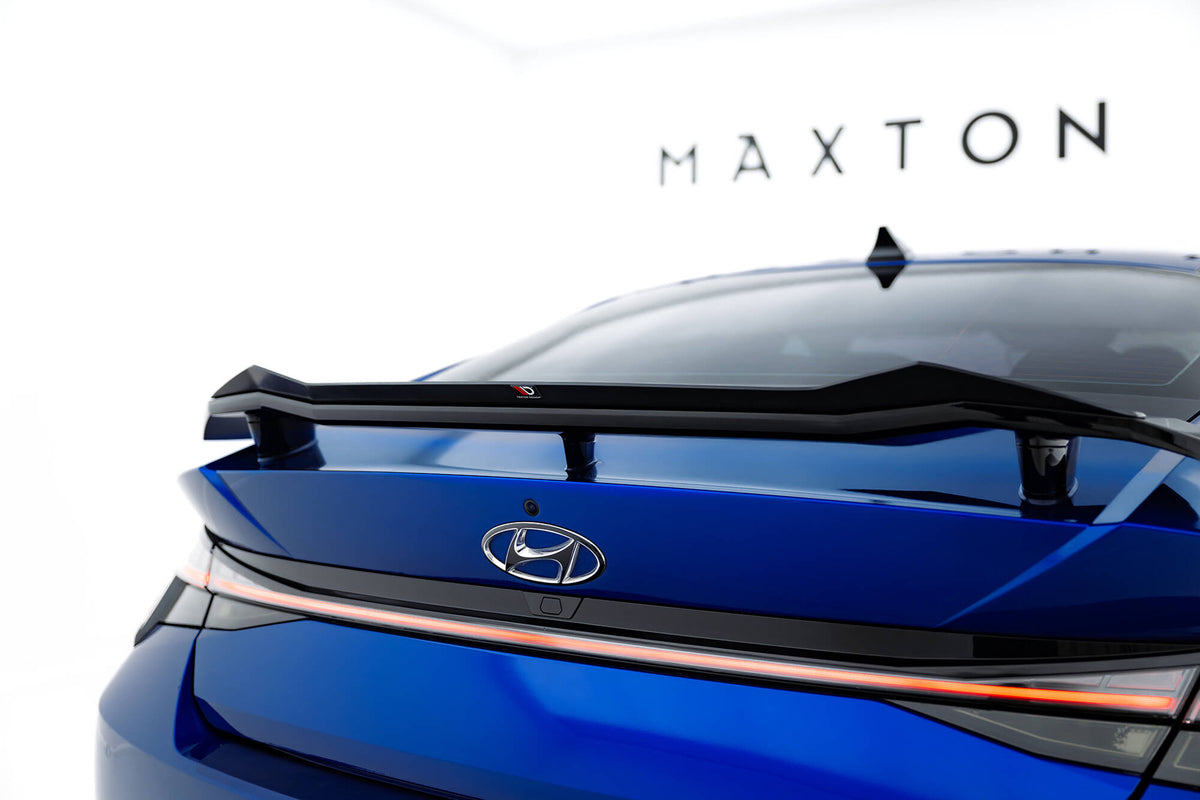 Spoiler cap og bakre side splittere montert på Hyundai Elantra N i helbilde