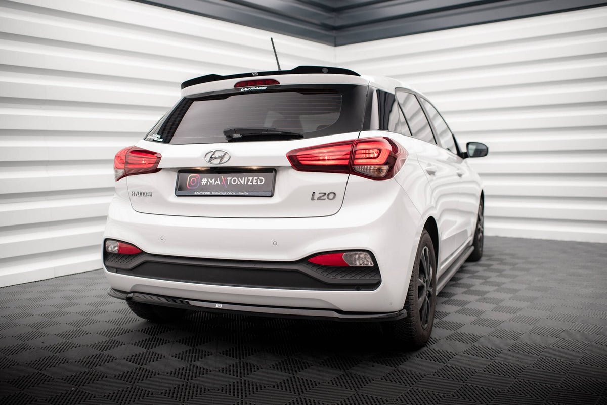 Front splitter til Hyundai i20 Facelift i sort ABS-plast, nærbilde av overflaten