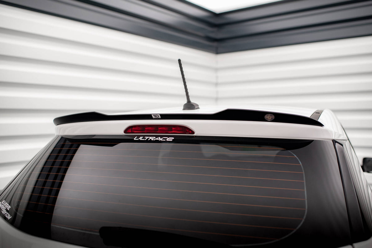 Bak splitter og spoiler cap for Hyundai i20 Facelift sett fra skrå vinkel bakfra
