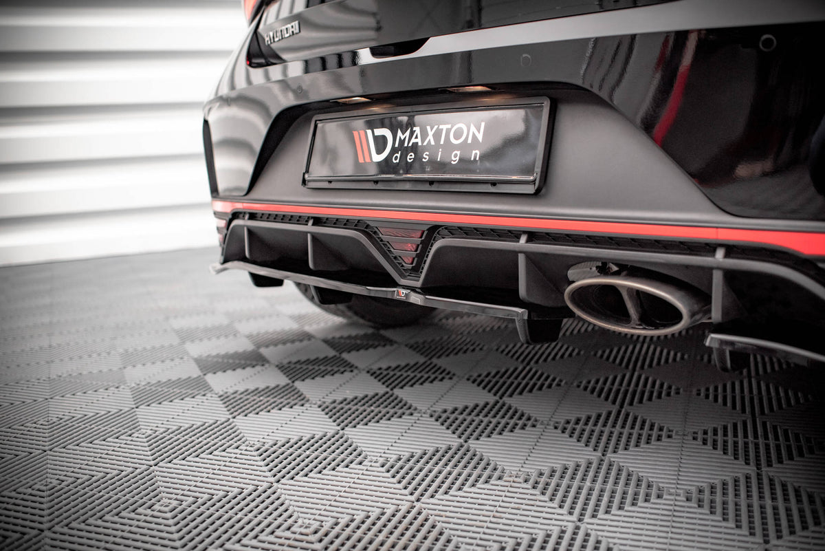 Front splitter fra Maxton Design montert på Hyundai i20 N sett i nærbilde