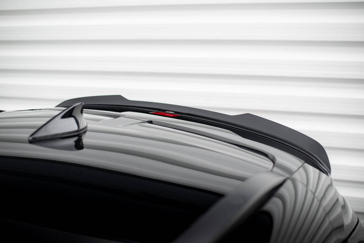 Front splitter montert på Hyundai Kona N-Line MK2 sett i skrå vinkel forfra