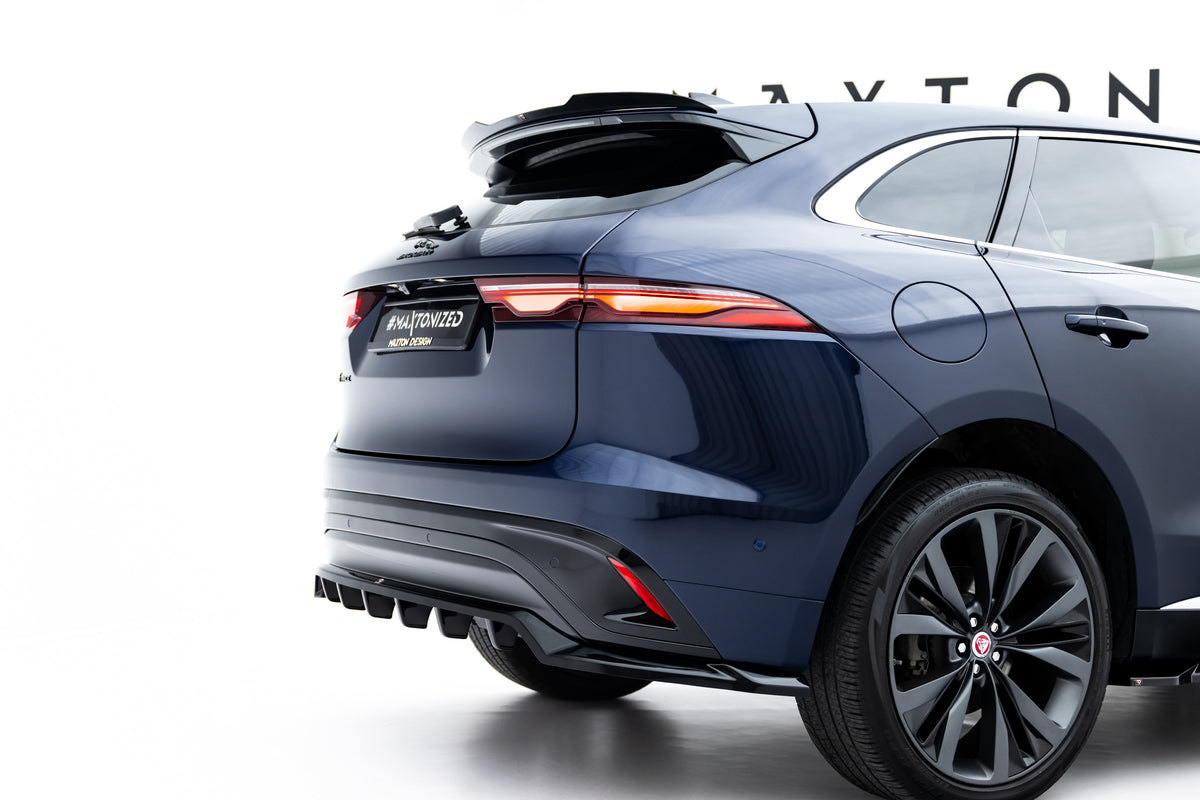 Front splitter for Jaguar F-Pace R-Sport i nærbilde av strukturert sort overflate