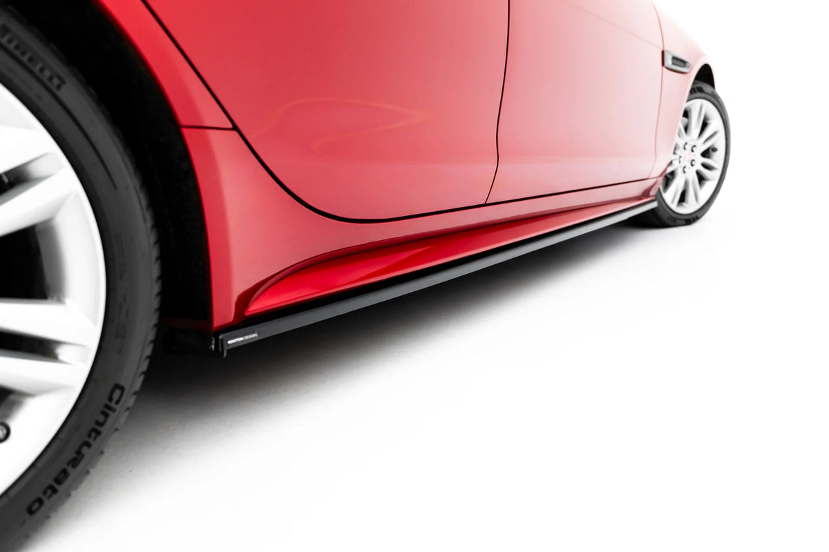 Detaljbilde av splittersett til Jaguar XE R-Dynamic i ABS-plast