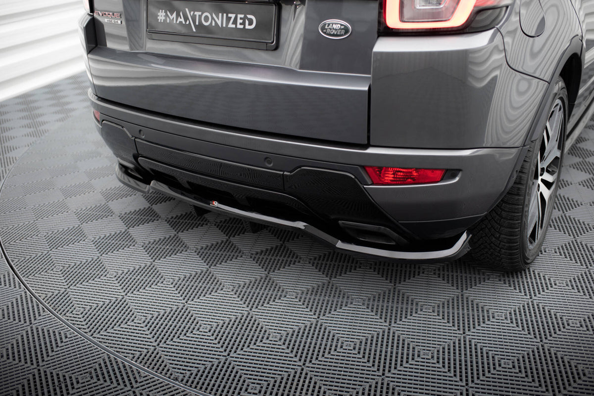 Front splitter fra Maxton Design montert på Range Rover Evoque i nærbilde