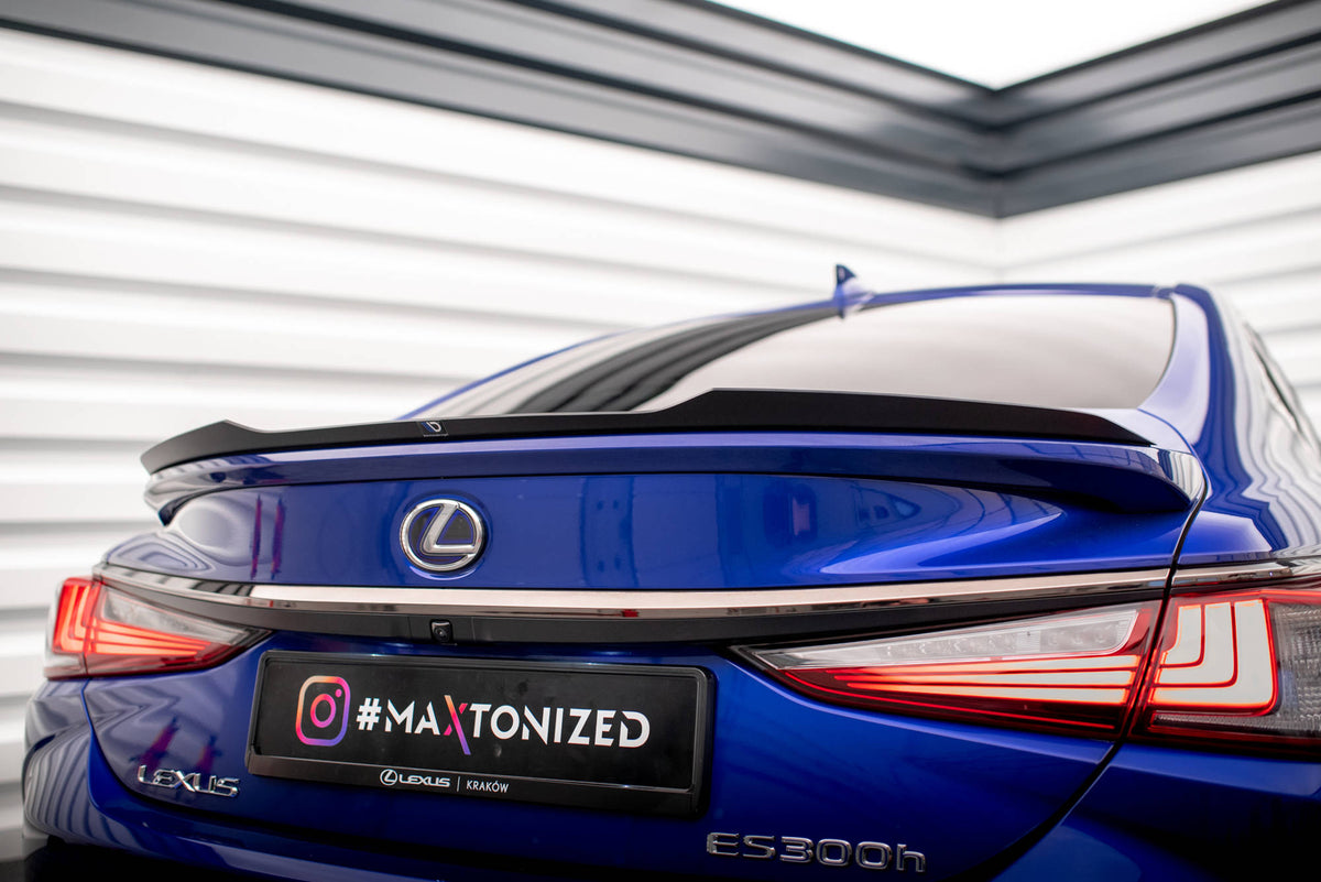 Spoiler cap montert på bakluka til Lexus ES F Sport Mk7 i nærbilde