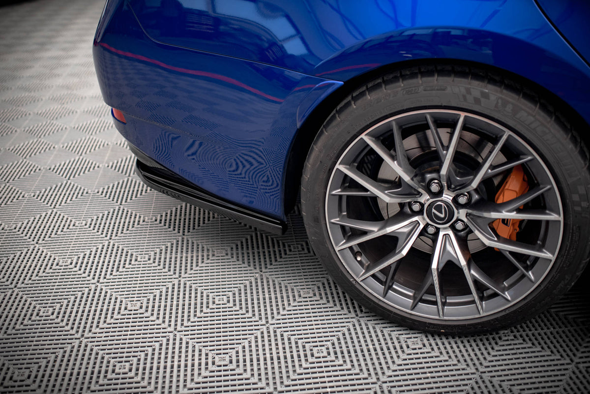 Bakre diffusor og sidesplittere fra Maxton Design til Lexus GS F i nærbilde