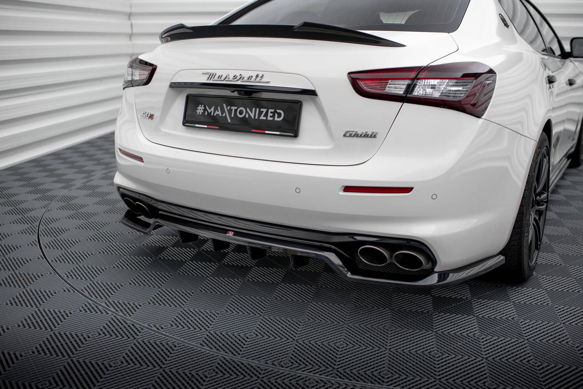 Front splitter montert på Maserati Ghibli Facelift, sett forfra i nærbilde