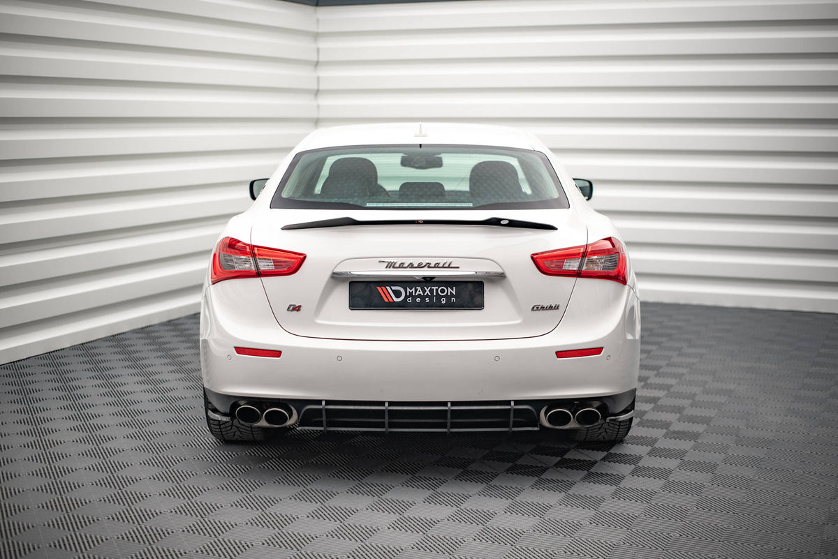 Baksplitter med vertikale stenger på Maserati Ghibli Facelift, skrå vinkel bakfra