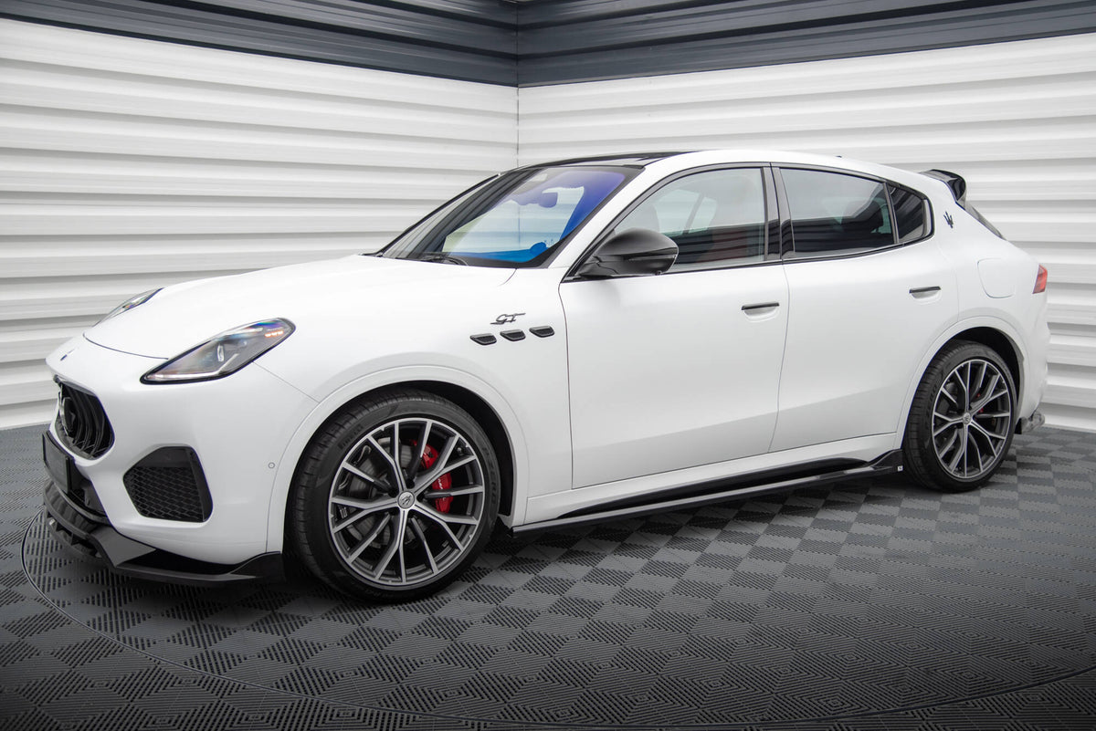 Splittersett for Maserati Grecale GT MK1 med alle fire deler lagt ut, sett ovenfra