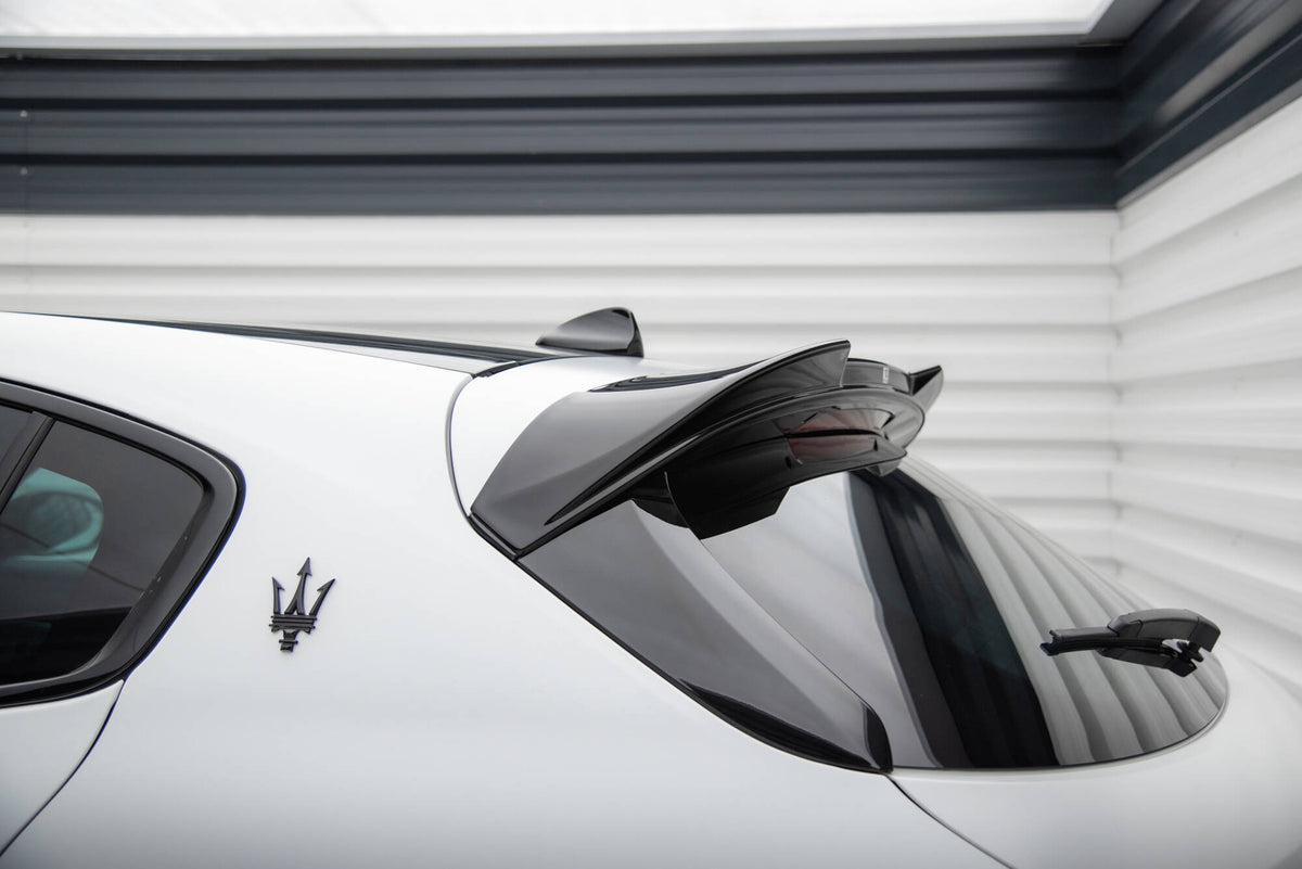Spoilerlokk i sort finish montert på Maserati Grecale, sett bakfra