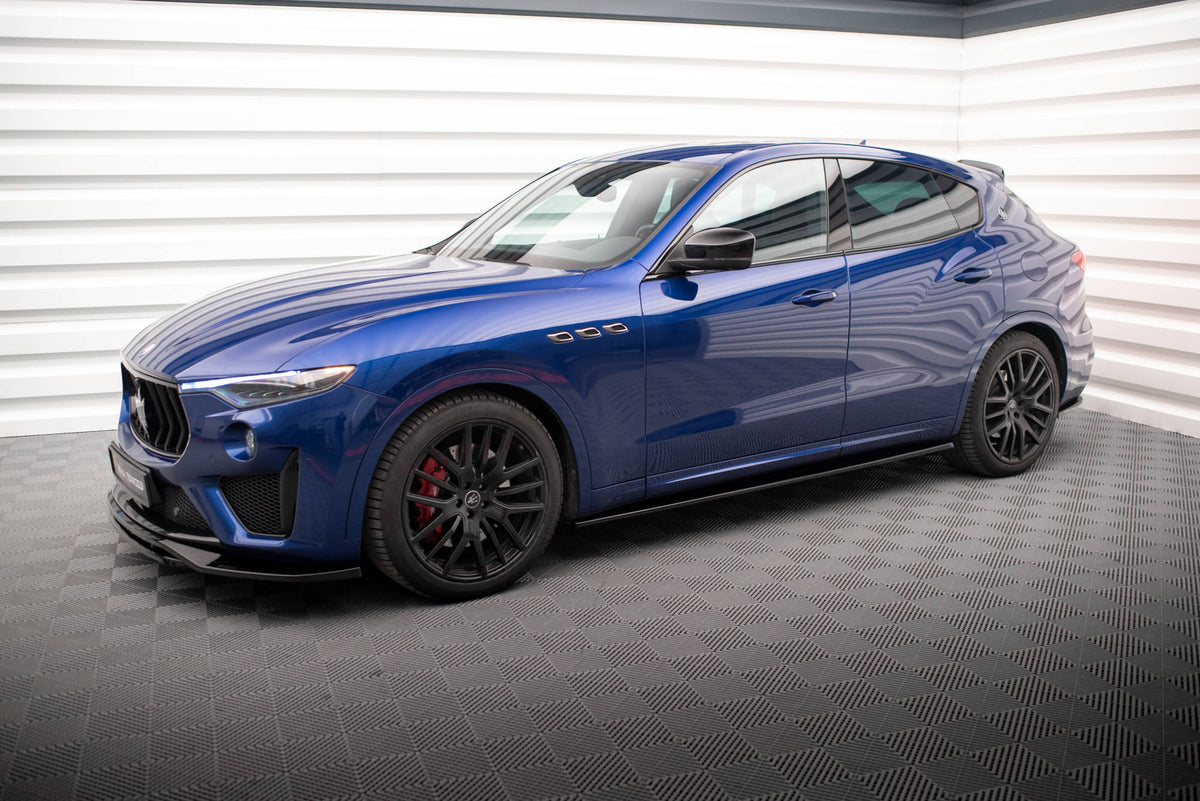 Splittersett for Maserati Levante GTS MK1 montert på bil, sett forfra i skrå vinkel