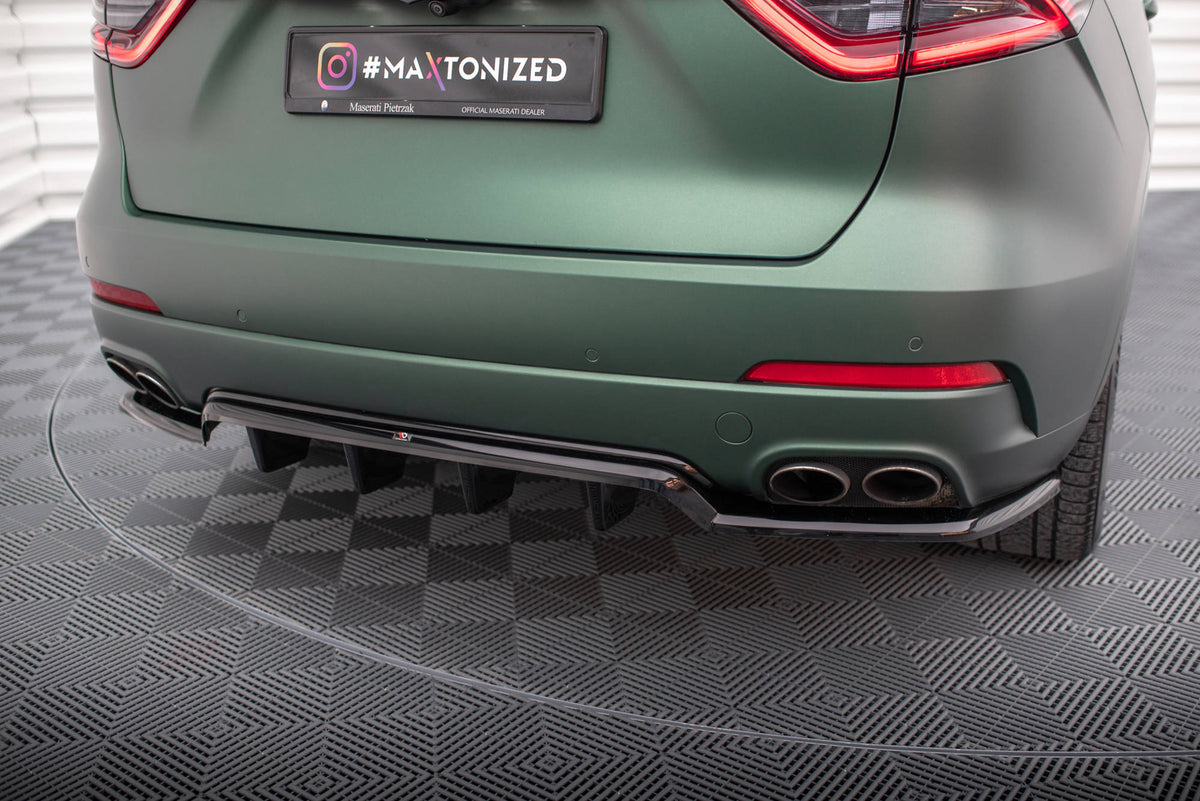 Front splitter til Maserati Levante i sort ABS-plast, nærbilde av passform