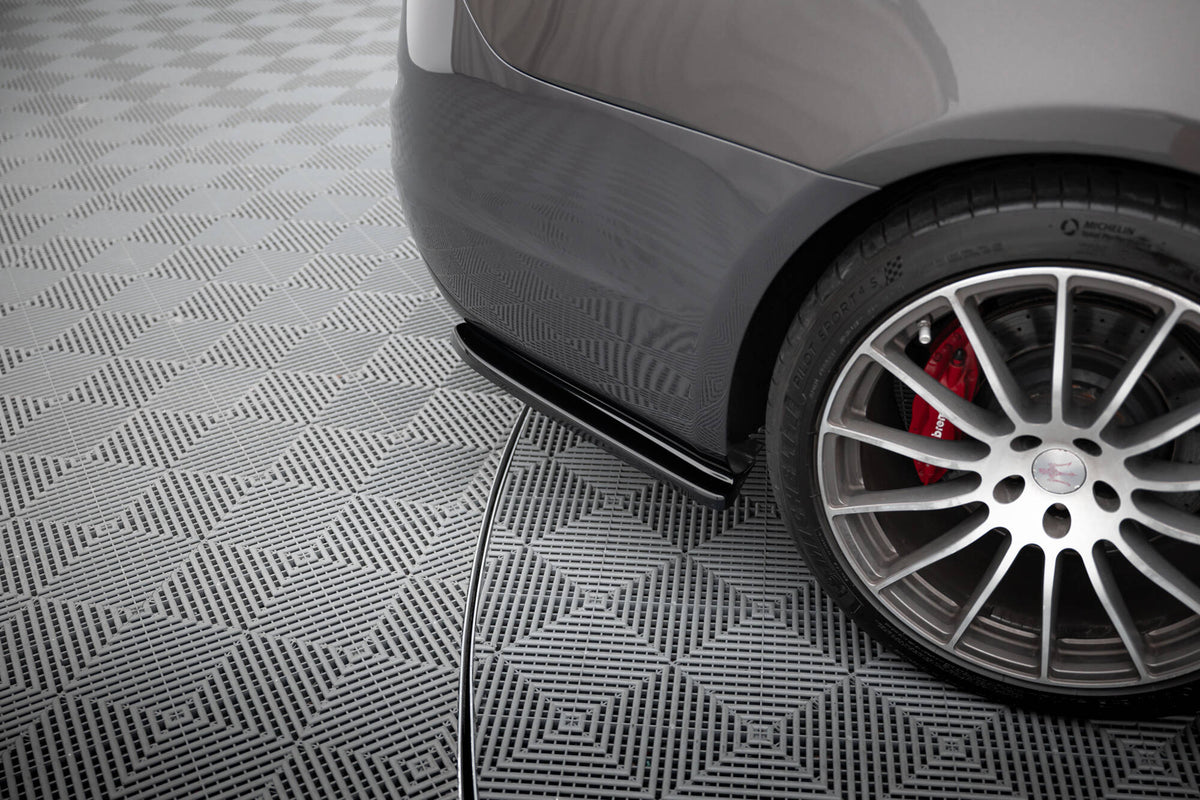 Frontsplitter fra Maxton Design montert på Maserati Quattroporte i nærbilde