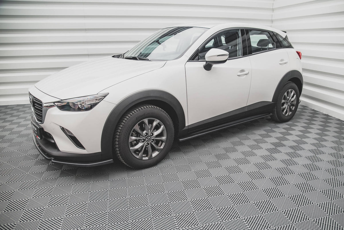 Splittersett for Mazda CX-3 montert på hvit bil, sett fra fronten