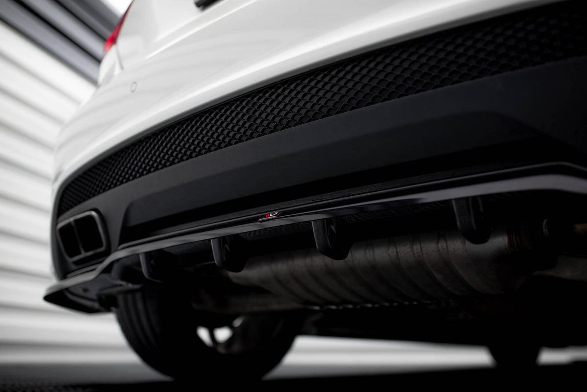 Front splitter for Mercedes A45 AMG W176 montert på sort bil, sett forfra