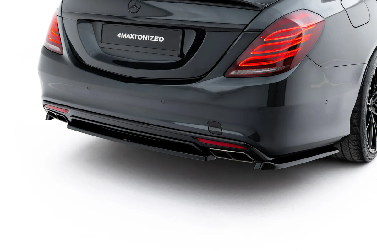 Nærbilde av Gloss Black-finish på splittersett til Mercedes S W222