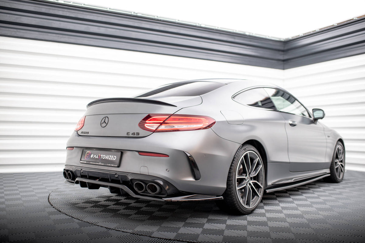 Front splitter montert på Mercedes C43 AMG Coupe C205 i nærbilde