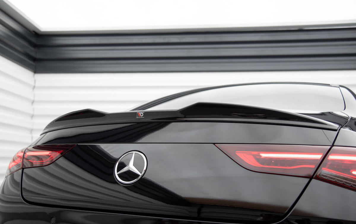 Spoiler cap i sort finish montert på Mercedes CLA C118, sett ovenfra