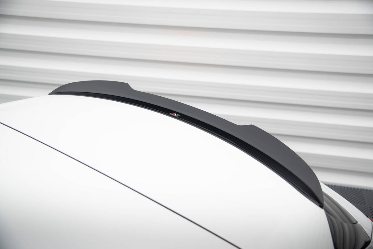 Bakre valance og sidesplittere til Mercedes CLA X118 sett fra skrå vinkel bakfra