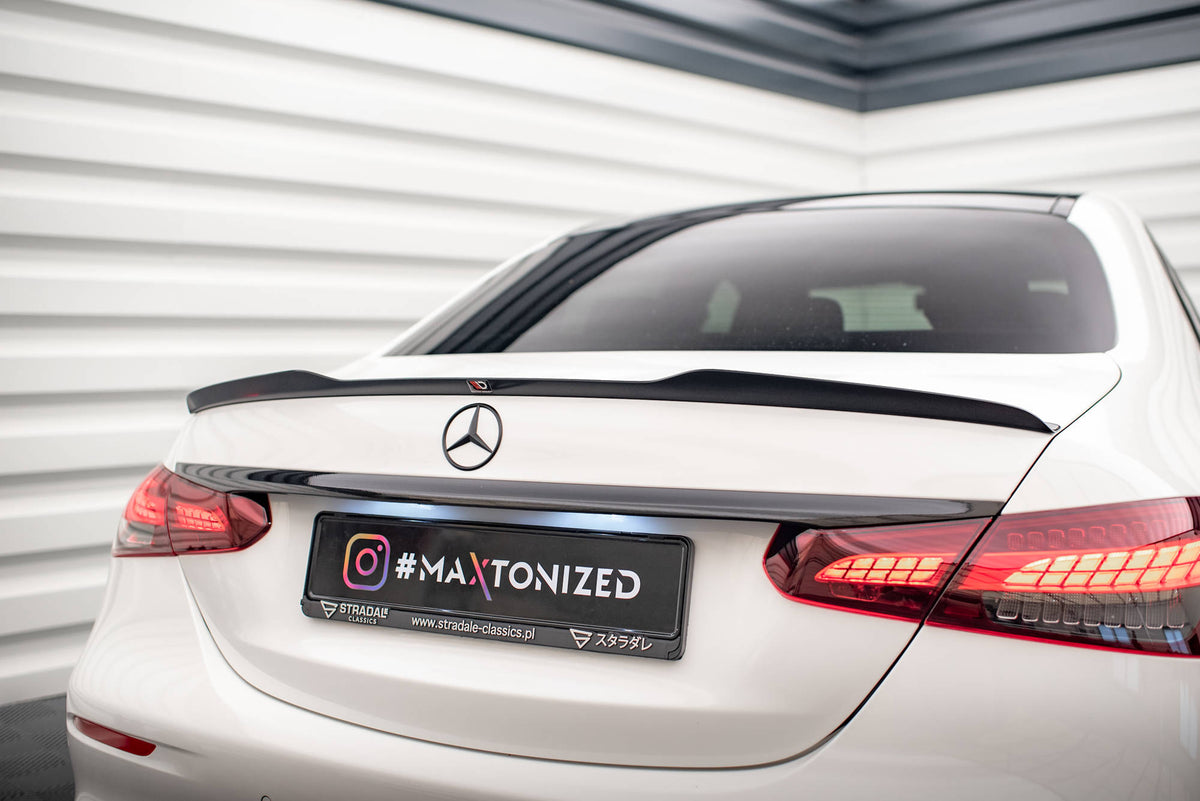 Splittersett Mercedes W213 Facelift AMG-Line AMG fra M-Maxton, skrått perspektiv med bil i bakgrunnen
